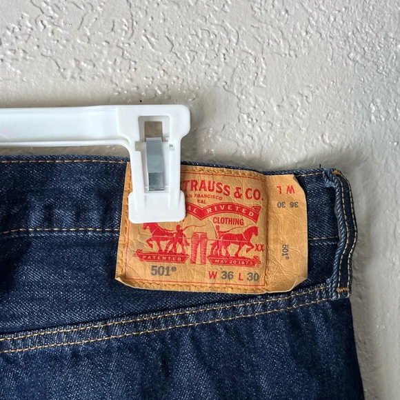 Levi's 501 Jeans Men's 36x30 Dark Wash Button Fly Classic Denim 100% Cototn - Picture 6 of 8